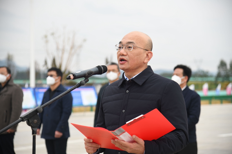 自治區交通運輸廳黨組成員、總工程師陳津維宣布通車.jpg